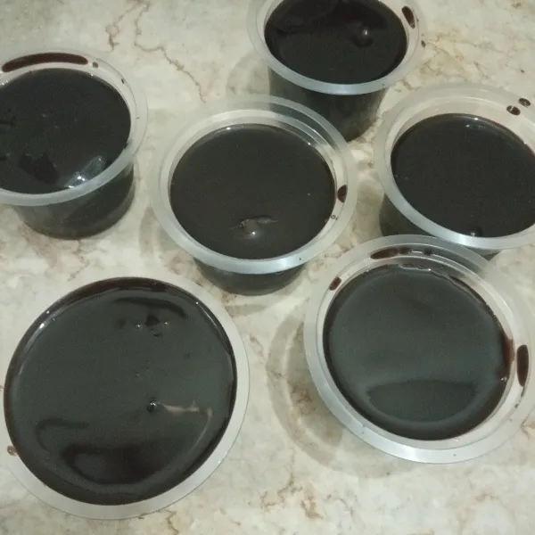 Lalu isi penuh cetakan dengan seluruh sisa adonan puding. *Catatan: bila adonan puding agak mengeras, bisa dipanaskan kembali hingga cair baru tuang dan isi penuh ke cetakan.