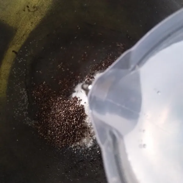 Campurkan nutrijell, gula pasir, chia seeds dan air, aduk rata. Masak hingga mendidih, matikan api. Biarkan selama 1 menit sambil diaduk.