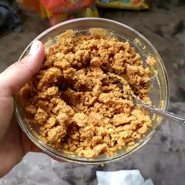 Campur biskuit dengan mentega yang sudah dilelehkan. Aduk rata.