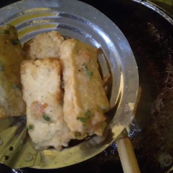 Goreng dalam minyak panas hingga matang keemasan, angkat.