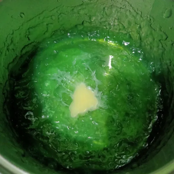 Siapkan panci lain lalu masukkan air, bubuk agar hijau, skm dan gula pasir.