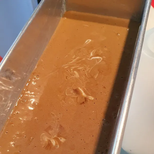 Tambahkan coklat bubuk dan coklat pasta pada sisa adonan, aduk dengan spatula hingga rata. Lalu tuang dalam loyang 18x18 cm. Panggang dengan suhu 170°C selama 25 menit.