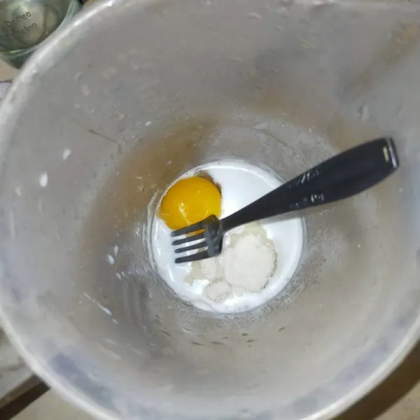 Campurkan gula putih, agar-agar swallow bubuk, kuning telur, santan cair, dan garam. Aduk hingga merata.