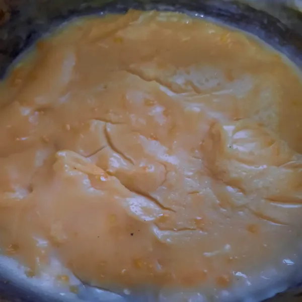 Masak bahan saus, ketika hampir mendidih masukkan kuning telur aduk cepat dan terakhir tepung maizena kemudian matikan api
