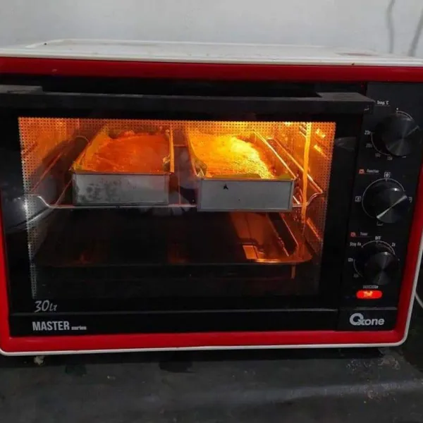 Masukkan ke dalam oven yang sudah dipanaskan, panggang selama 25 menit dengan suhu 150°