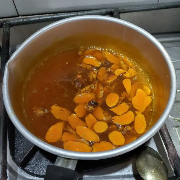 Selanjutnya masukan asam, aduk hingga larut.