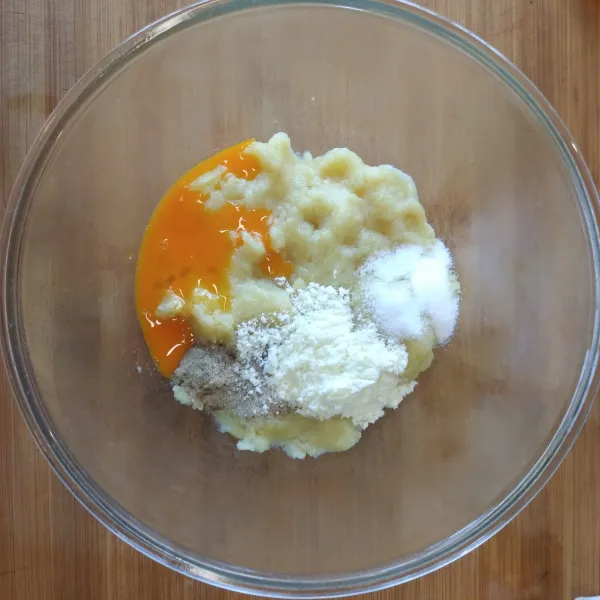 Campurkan kentang goreng yang telah dihaluskan, kuning telur, garam, lada bubuk, dan susu bubuk. Aduk hingga rata dan sisihkan.