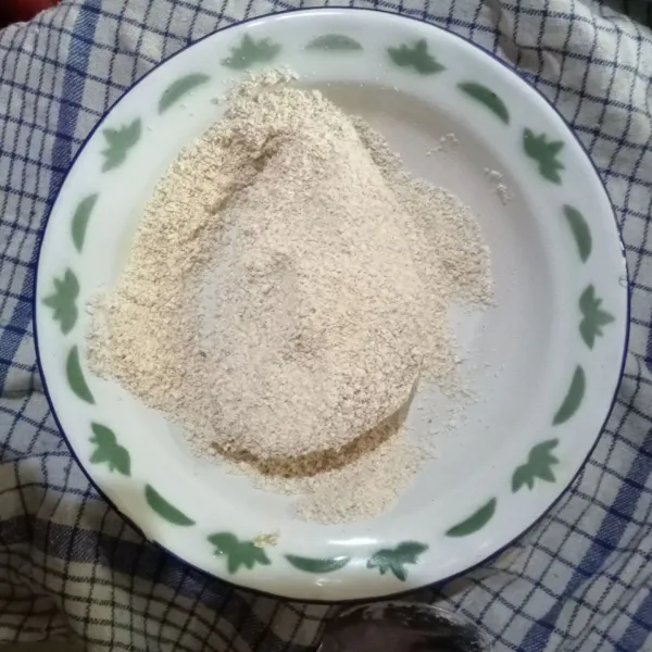 Celupkan ayam ke dalam putih telur kemudian balurkan tepung oats.