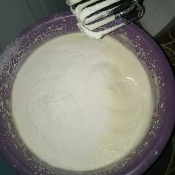 Membuat bolu jadul : Mixer telur, gula pasir dan sp dengan kecepatan tinggi sampai putih kental berjejak. Kemudian ayak terigu dan baking powder lalu masukan ke wadah adonan. Mixer kembali dengan speed rendah.