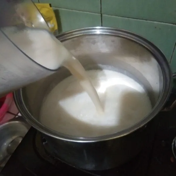 Masukan roti tawar blender ke dalam adonan susu, aduk hingga rata. Kemudian masukan butter, aduk-aduk kembali hingga adonan susu mendidih/meletup-letup. Matikan api
