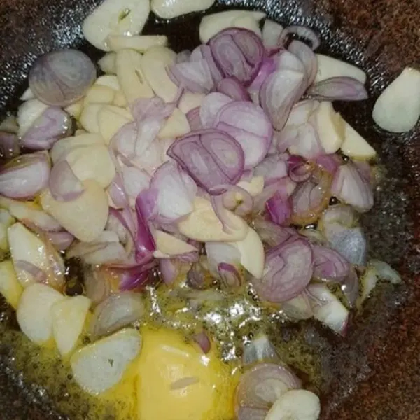 Tumis bawang merah dan putih dengan margarin dan sedikit minyak sampai harum dan matang.