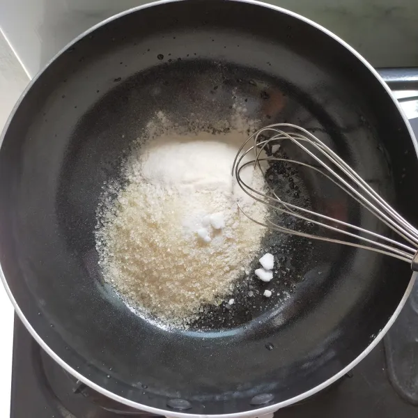Siapkan panci, masukan gula pasir, agar-agar plain dan sedikit garam.