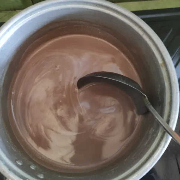 Setelah itu masak kembali, tuang susu cair coklat, gula pasir dan agar-agar plain ke dalam panci dan aduk-aduk hingga matang