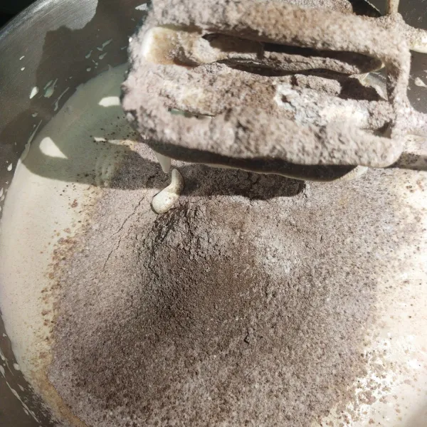 Langkah yang pertama buat base cakenya dulu kocok telur dan gula pasir dan tbm lalu mixer hingga putih kental berjejak kemudian masukkan tepung terigu dan coklat bubuk, aduk sampai rata