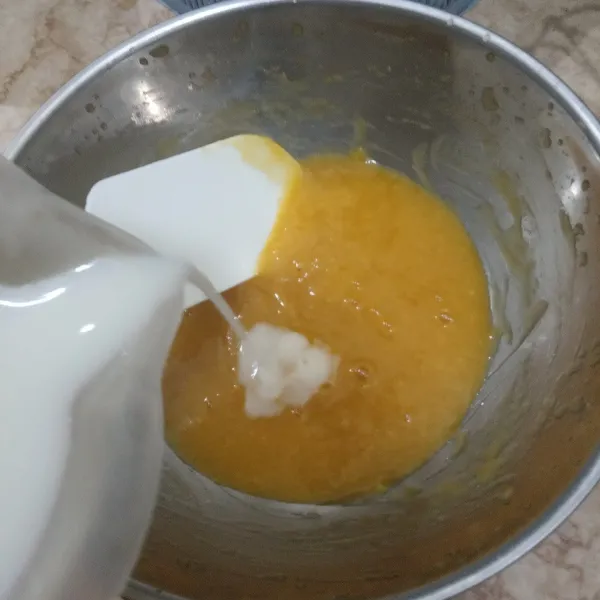 Tuang susu, lalu beri garam. Aduk rata dan masak di atas kompor.