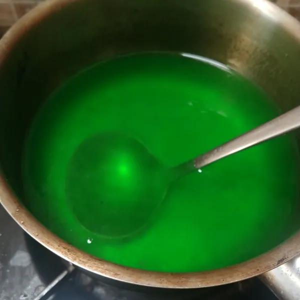 Tuang semua bahan jelly rasa melon kedalam panci, tambahkan 1 tetes pewarna hijau aduk hingga rata dan masak hingga mendidih. Tuang ke wadah dan biarkan dingin, lalu potong dadu