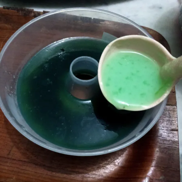 Cek lapisan puding ketan hitam jika sudah dingin dan mengeras bisa dituangkan lapisan puding susu. Tuang sampai penuh