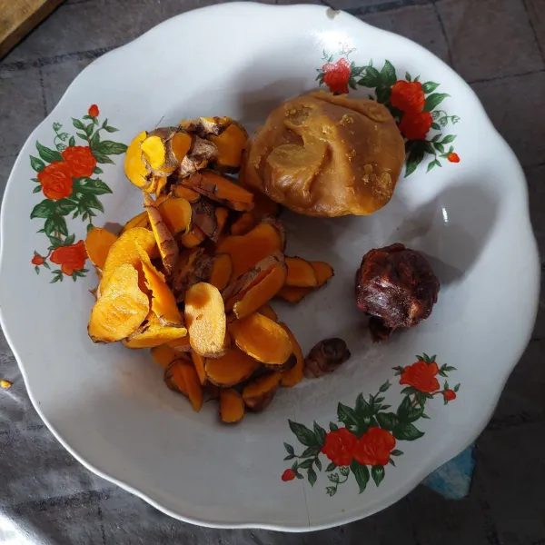 Iris kunyit tipis-tipis dan siapkan gula merah dan asam.