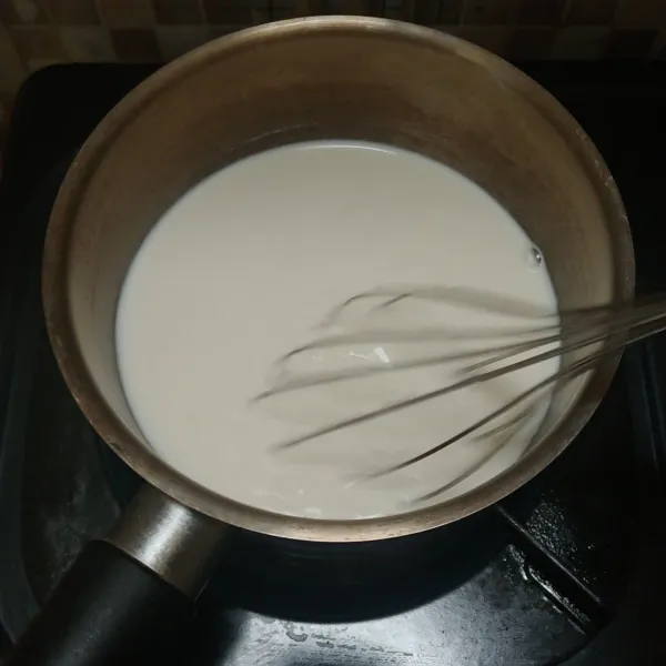 Aduk puding dan masak hingga mendidih