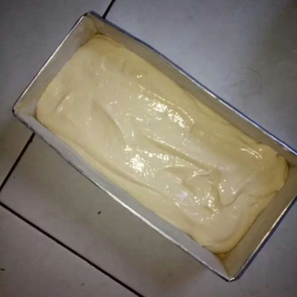 Tambahkan krim kental manis, mixer sampai tercampur rata. Lalu beri margarin cair, aduk pakai spatula sampai rata. Tuang ke loyang yang sudah diolesi margarin. Oven sampai matang. Angkat dan dinginkan.