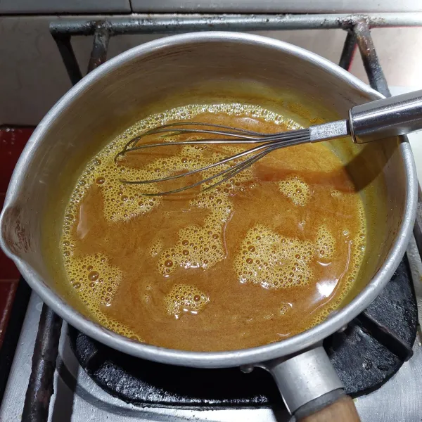 Saring potongan kunyit, lalu masukan bubuk jeli aduk hingga rata.
