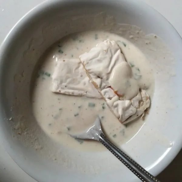 Celupkan tempe ke dalam pelapis.