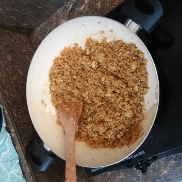 Masukkan nasi + kecap manis + kaldu jamur + garam + lada + cabe bubuk, aduk rata