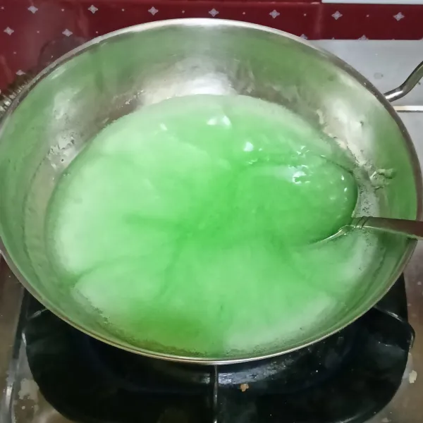 Campurkan dalam panci semua bahan jelly hijau, aduk rata dan masak hingga mendidih. Pindahkan ke dalam wadah datar dan sisihkan biarkan hingga dingin dan mengeras.