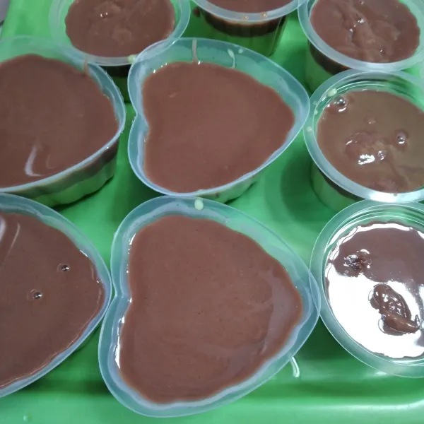 Matikan api dan tunggu sampai uap panasnya hilang (sambil diaduk-aduk pelan). Tuang ke dalam cetakan puding kecil-kecil sesuai selera aja.