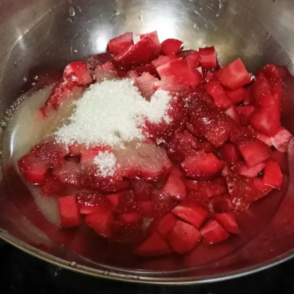 Masukkan strawberry, gula pasir dan air kedalam wadah panci kecil.