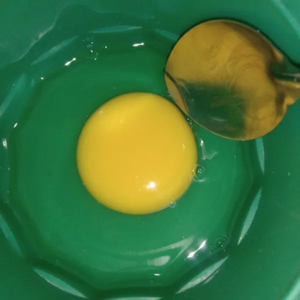 Kocok telur hingga merata.