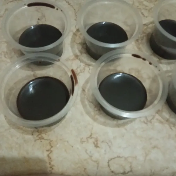 Tuang adonan puding di cetakan ± ¹/⁴ tinggi cetakannya aja.