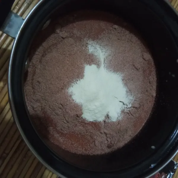 Masukan ke dalam panci, susu cair, bubuk agar-agar, gula pasir dan bubuk minuman cokelat.