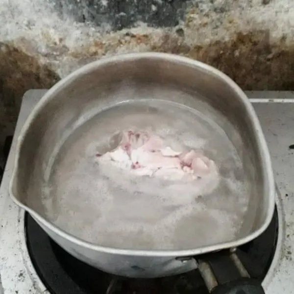 Rebus tulang ayam dengan 300 ml air sampai menjadi kaldu ayam 250 ml.
