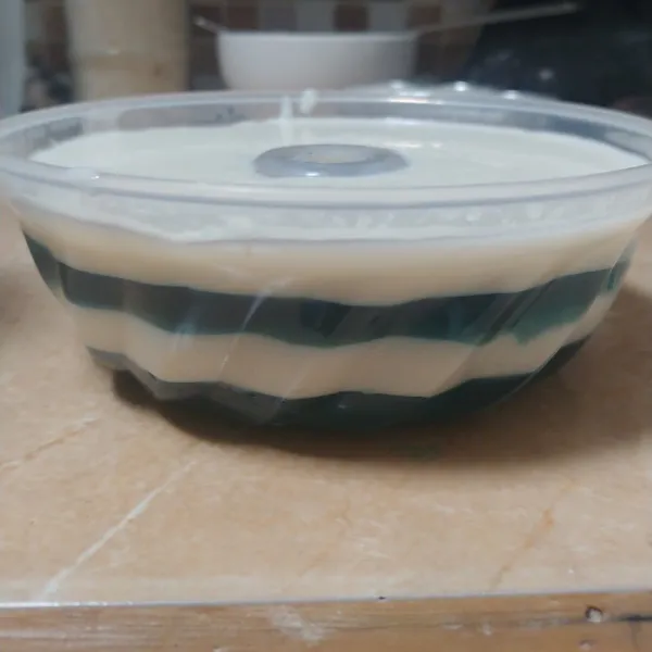 Tuang puding susu 3 sampai 4 sendok sayur, biarkan set kemudian tuang lagi puding telang dan lakukan sampai puding benar-benar habis, tunggu dingin lalu masukan ke dalam kulkas selama 2 jam atau sampai puding set. Keluarkan puding dan siap disajikan