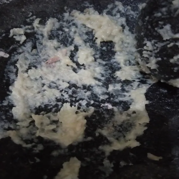 Haluskan bawang putih, lada bubuk, dan kemiri. Sisihkan.