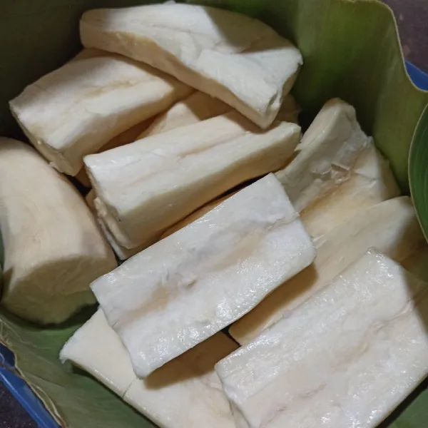 Letakkan singkong di atas daun pisang.