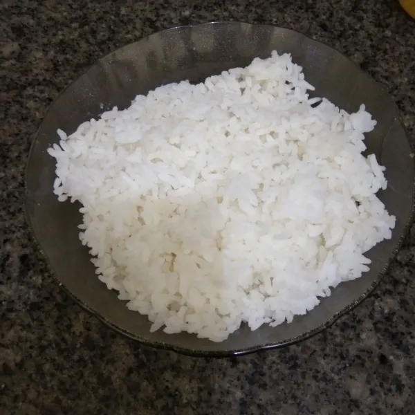 Siapkan nasi putih, pastikan nasi tidak bergerindil, lalu sisihkan.