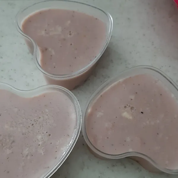 Tuang ke cetakan puding. Biarkan mengeras.