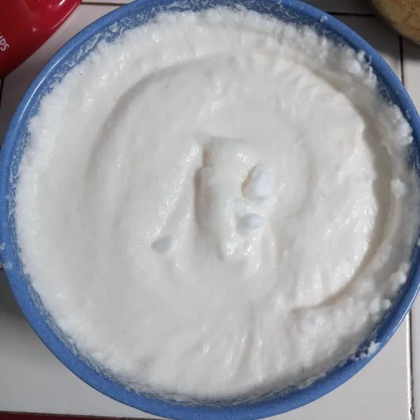 Tuang panas-panas adonan susu dan agar-agar ke dalam putih telur. Kemudian mixer dengan kecepatan rendah (me.1)