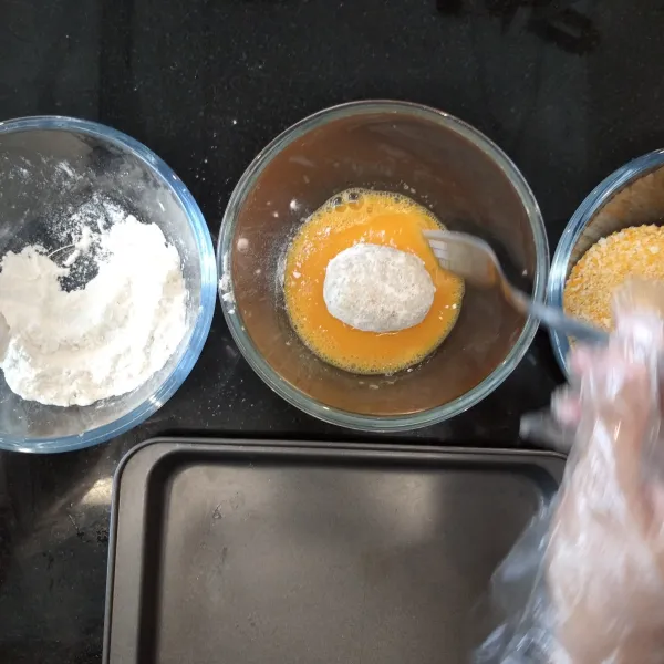 Lumuri dengan tepung terigu, lalu celupkan di kocokan telur, dan balur dengan tepung roti.