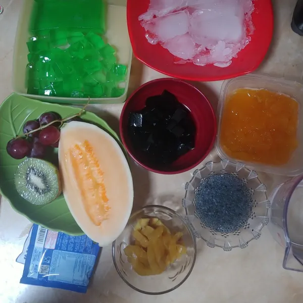 Untuk puding mangga sebelumnya sudah saya buat terlebih dahulu dan siapkan bahan-bahan lainnya