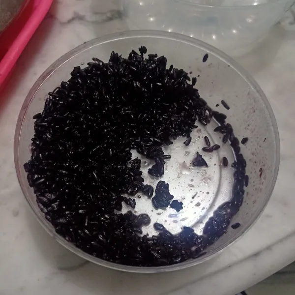Siapkan ketan hitam tape
