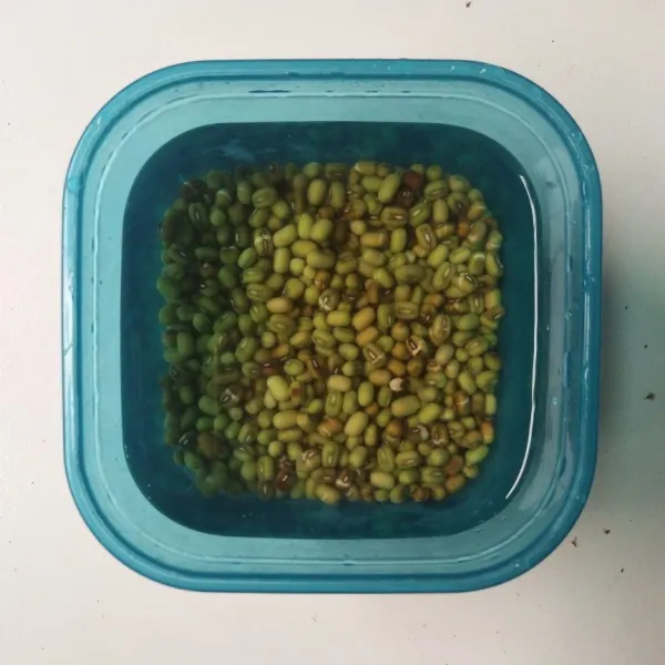 Rendam kacang hijau minimal selama 3 jam atau semalaman.