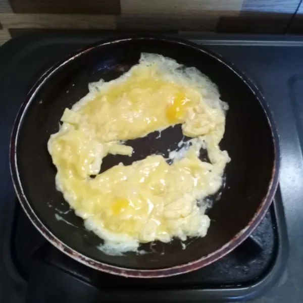 Panaskan 1 sdm minyak di teflon. Masukkan telur, buat orak-arik. Angkat dan sisihkan.