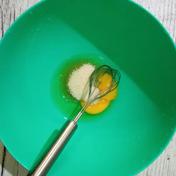 Kocok telur dan gula pasir sampai gula larut.