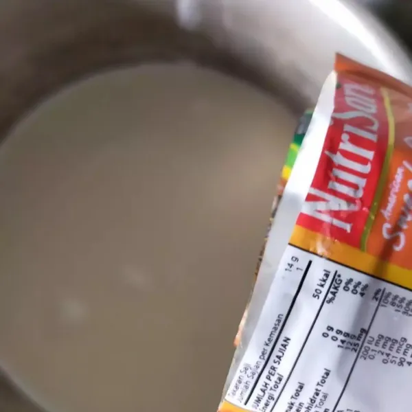 Masak hingga panas dan muncul gelembung-gelembung kecil di pinggiran panci. Jangan sampai mendidih.