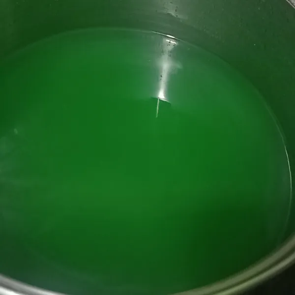 Siapkan panci masukkan air dan bubuk agar agar. Aduk rata, didihkan