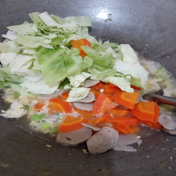 Masukkan sayuran, wortel, bakso, kol, dan sawi. Koreksi rasa dan sajikan.