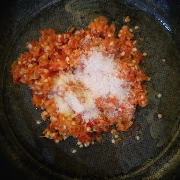 Haluskan sambal, lalu tumis hingga matang.